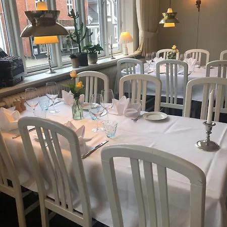 Og Hytteby 3* Ansager